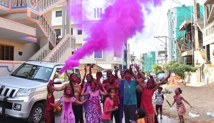 తెలంగాణలో ఆనందోత్సహాల మధ్య హోలీ వేడుకలు