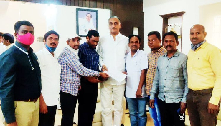 టీఆర్ఎస్కు మద్దతు ప్రకటించిన యూనివర్సిటీల కాంట్రాక్ట్ టీచర్స్