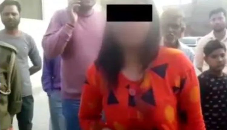 తుపాకీ లైసెన్స్‌ ఇవ్వండి.. పోలీసులకు హత్రాస్‌ యువతి విజ్ఞప్తి