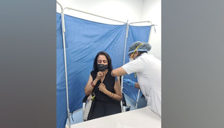 కొవిడ్ టీకా తీసుకున్న హేమమాలిని