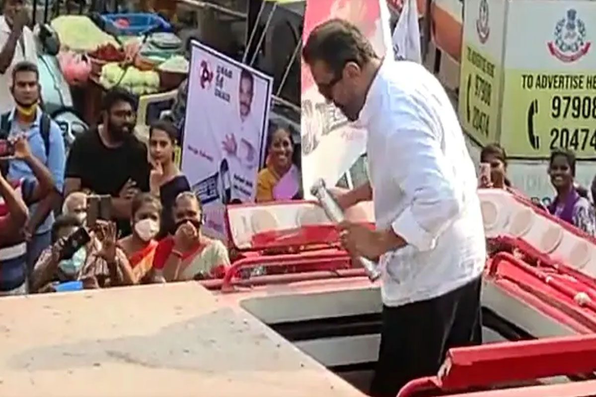 ఫ్రస్టేషన్‌లో టార్చిలైట్ విసిరివేసిన కమల్‌ హాసన్‌