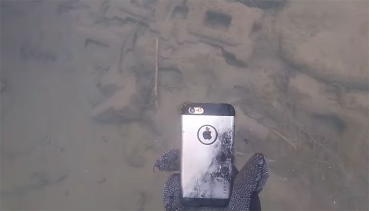 సరస్సు నీటి అడుగున పడి.. ఆరు నెలలైనా పనిచేస్తున్న ఐఫోన్‌