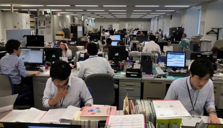 ఆఫీస్‌ నుంచి రెండు నిమిషాలు ముందుగా వెళ్లినందుకు జీతంలో కోత