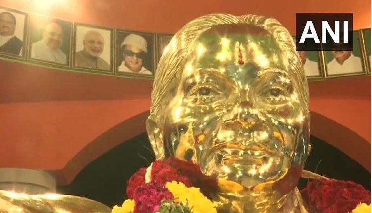 తమిళ పోరు : ఎంజీఆర్‌, జయలలిత స్మారక ఆలయంలో మోదీ, షా ఫోటోలు!