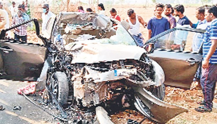 డీసీఎంను ఢీకొన్న కారు