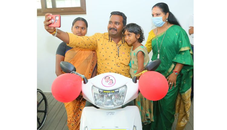 దివ్యాంగులకు అండగా నిలిచిన ఎమ్మెల్సీ  ‌కవిత