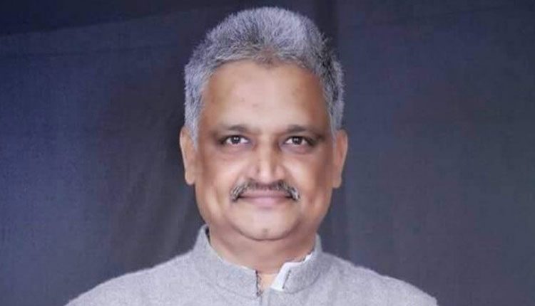 అసెంబ్లీలో చొక్కా విప్పిన కాంగ్రెస్‌ ఎమ్మెల్యే.. వారం రోజులు సస్పెండ్‌