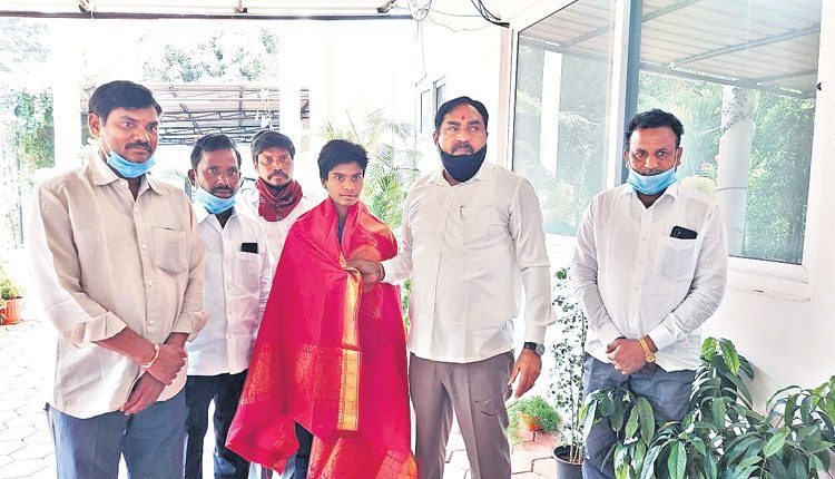 స్వర్ణ‘కీర్తన’కు సన్మానం