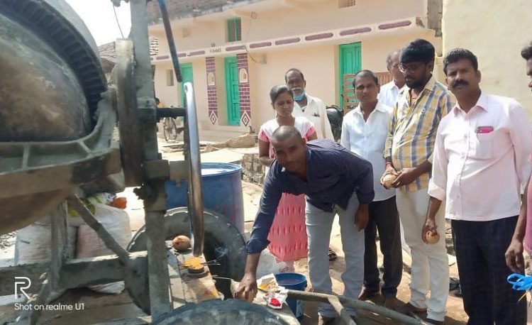 సీసీ రోడ్డు నిర్మాణ పనులు ప్రారంభం