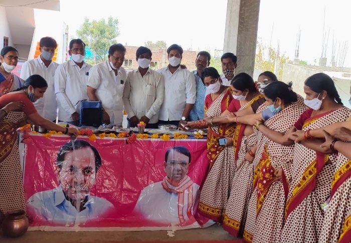 సీఎం కేసీఆర్‌ చిత్రపటాలకు అన్నదాతల క్షీరాభిషేకం