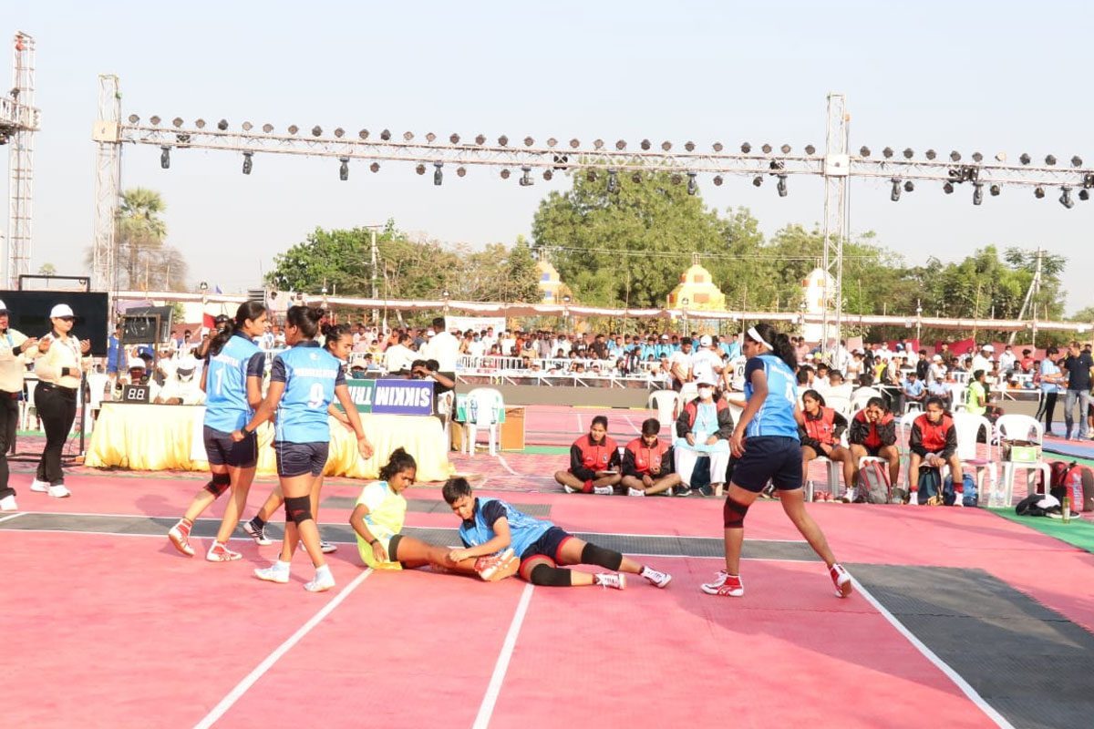 హోరాహోరీగా కొనసాగుతున్న కబడ్డీ పోటీలు