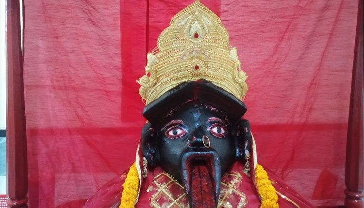 కాళీ మాత‌కు వెండి కిరీటం తొడిగిన ప్ర‌ధాని