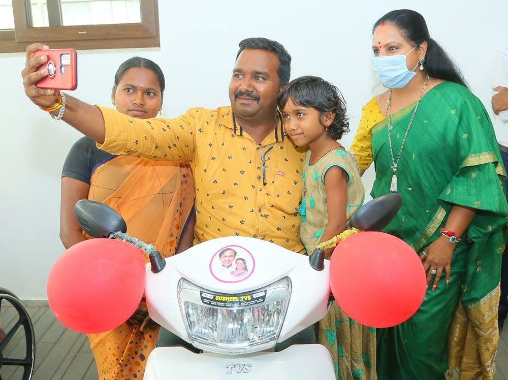 ముగ్గురు దివ్యాంగులకు స్కూటీలిచ్చిన ఎమ్మెల్సీ కవిత