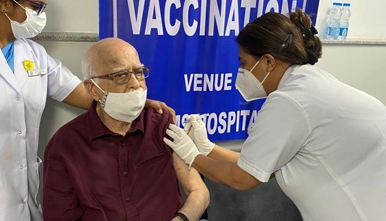 కొవిడ్ టీకా తీసుకున్న ఎల్‌కే అద్వానీ