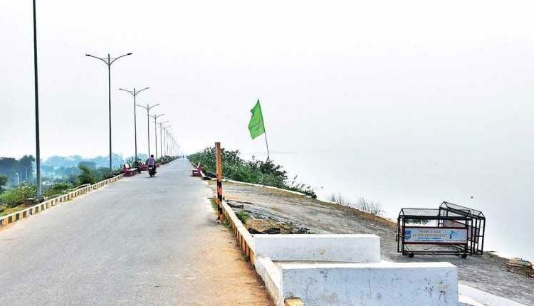 ఆత్మహత్య నుంచి ఇద్దరిని కాపాడిన కరీంనగర్‌ లేక్‌ పోలీసులు