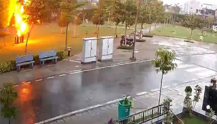 వీడియో: పిడుగు పడినా.. ప్రాణాలతో బయటపడ్డారు