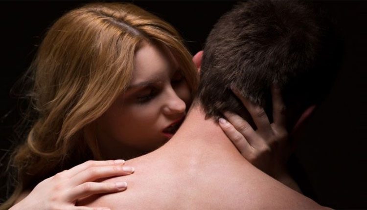 వ్యక్తి ఒంటిపై ‘ప్రేమ గాట్లు’.. చితకబాదిన కుటుంబసభ్యులు