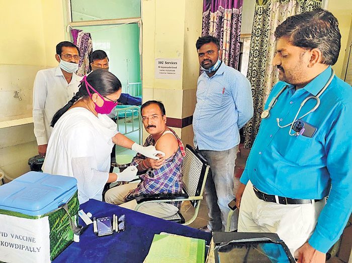 నిర్లక్ష్యం చేయకుండా వ్యాక్సిన్‌ వేసుకోవాలి