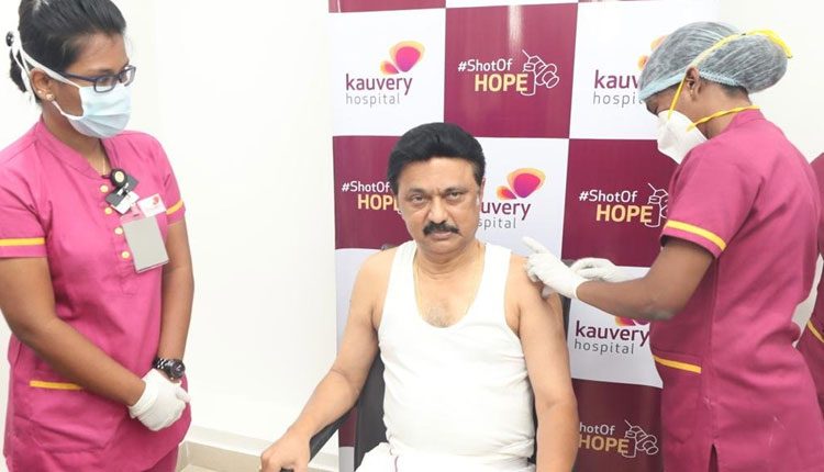 కొవిడ్ టీకా తీసుకున్న డీఎంకే అధ్య‌క్షుడు