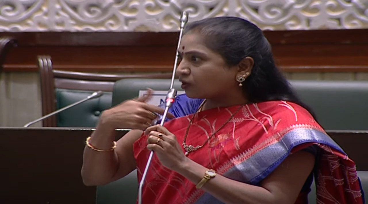 కాంగ్రెస్ ఎమ్మెల్యే సీత‌క్క‌పై టీఆర్ఎస్ ఎమ్మెల్యే రేఖా నాయ‌క్ ఫైర్‌