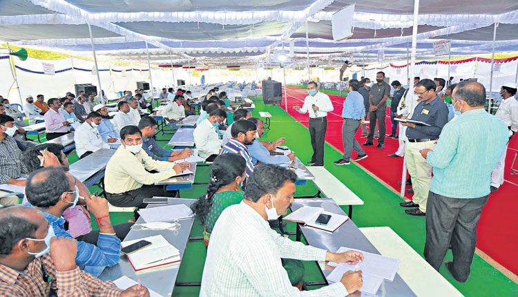 మేమిచ్చిన పెన్నుతోనే ఓటేయాలి