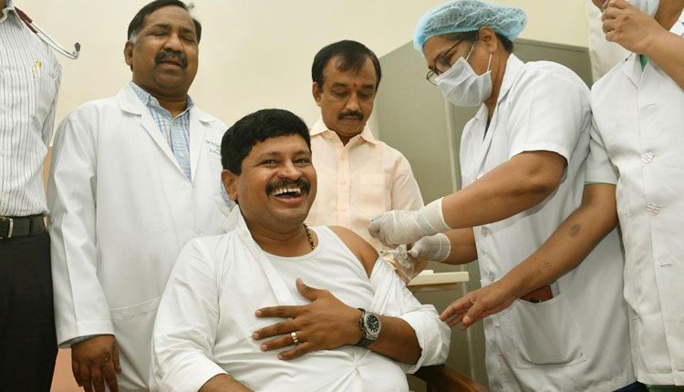 కొవిడ్‌ వ్యాక్సిన్ తీసుకున్న ఎంపీ సంతోష్, మంత్రి నిరంజన్‌రెడ్డి