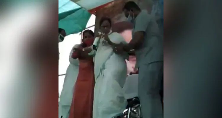 దేశ‌భ‌క్తి చాటుకున్న సీఎం మ‌మ‌త‌