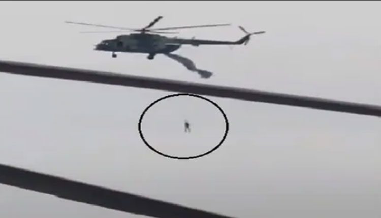 హెలికాప్టర్కు చిక్కుకున్న పారాచూట్.. గాల్లో వేలాడిన వ్యక్తి