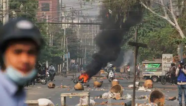 మయన్మార్‌ రక్తసిక్తం.. పోలీస్‌ కాల్పుల్లో 90 మందికిపైగా మృతి