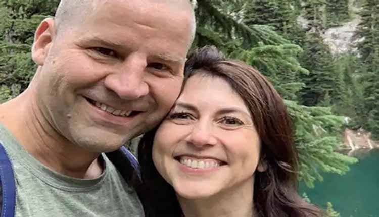 ప్ర‌పంచ కుబేరుడిని వ‌దిలి స్కూల్ టీచ‌ర్‌ను పెళ్లి చేసుకుంది!