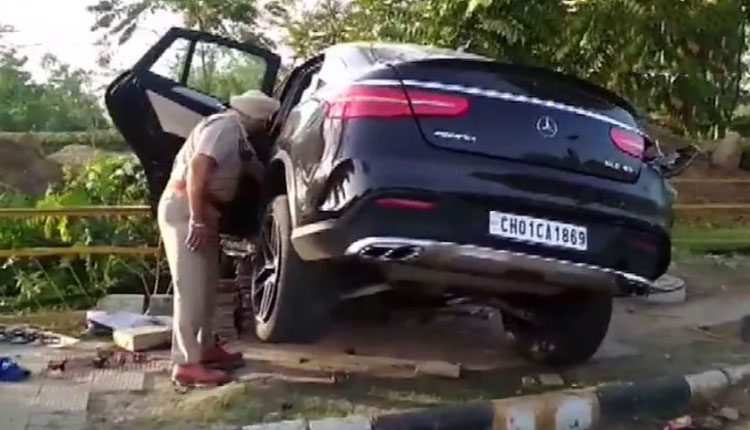 కారు దూసుకెళ్లడంతో ముగ్గురు మృతి