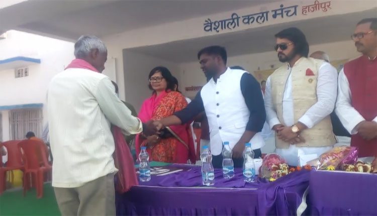 ప్రభుత్వ కార్యక్రమానికి మంత్రికి బదులు సోదరుడు హాజరు