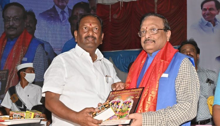 యువత పఠనాసక్తి పెంచుకోవాలి : మంత్రి కొప్పుల