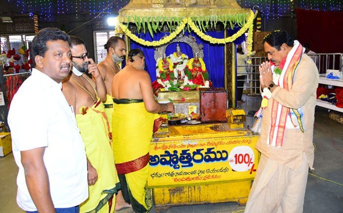 యాదాద్రి లక్ష్మీనర్సింహ‌స్వామిని ద‌ర్శించుకున్న మంత్రి ఎర్రబెల్లి