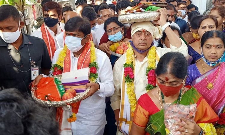 రాజ‌న్నకు ప‌ట్టువ‌స్త్రాలు స‌మ‌ర్పించిన మంత్రి ఐకే రెడ్డి