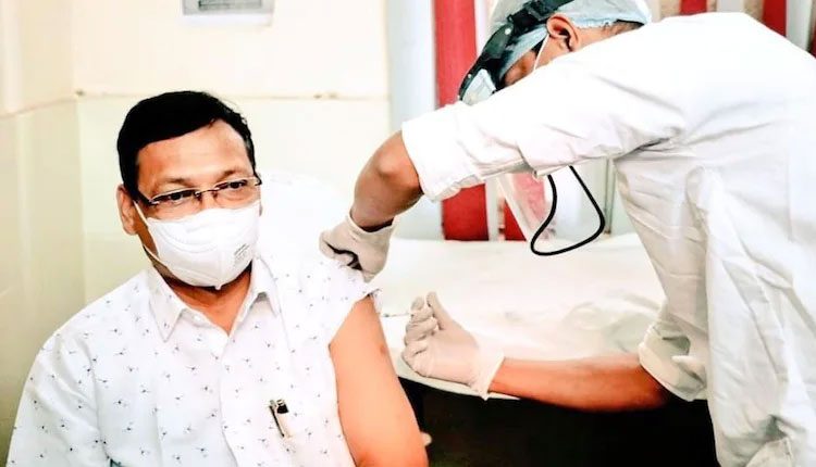 క‌రోనా టీకా తీసుకున్న మంత్రికి పాజిటివ్‌