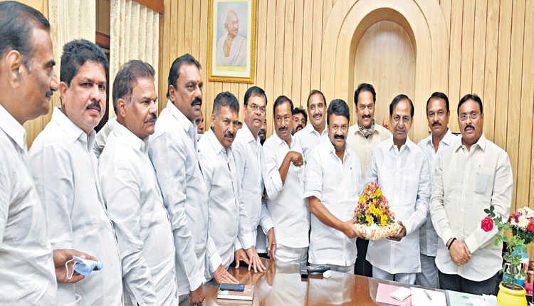 వేతన కానుక.. అంతటా వేడుక