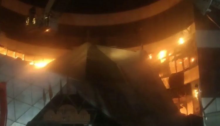 కొవిడ్‌ దవాఖానలో అగ్నిప్రమాదం.. 9 మంది మృతి