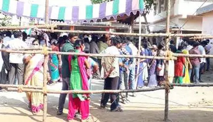 ఏపీలో కొనసాగుతున్న ‘పుర’ పోలింగ్‌..
