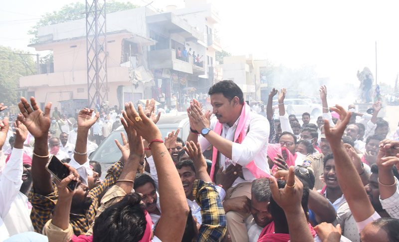 కోలాహలంగా భగత్‌ నామినేషన్