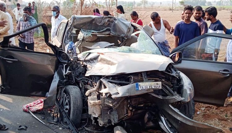 మరికల్‌లో కారు, డీసీఎం ఢీ.. ఇద్దరు మృతి