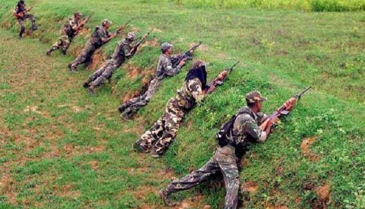 దంతెవాడ జిల్లా అటవీ ప్రాంతంలో ఎదురుకాల్పులు