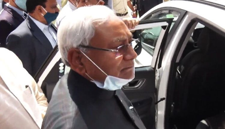 అధికారులను కొట్టాలన్న.. కేంద్రమంత్రి వ్యాఖ్యలపై నితీశ్‌ స్పందన