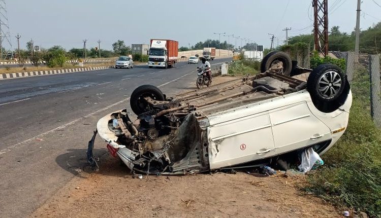 కారు బోల్తా.. నిజామాబాద్‌ డీసీకి తప్పిన ప్రమాదం