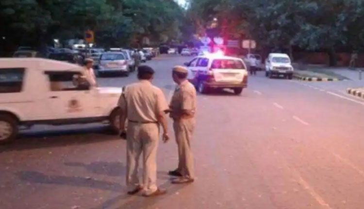 అనుచితంగా తాకిన వ్యక్తిని.. చితక్కొట్టిన మహిళ