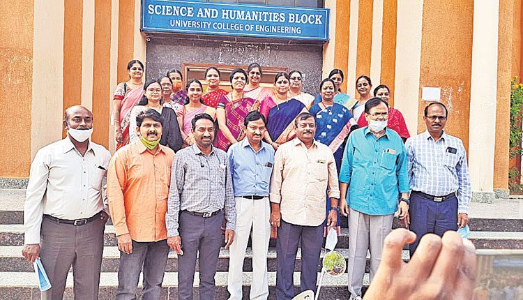 విశ్వవిద్యాలయాల్లో షీ టాయిలెట్లపై ఔటా సంతోషం