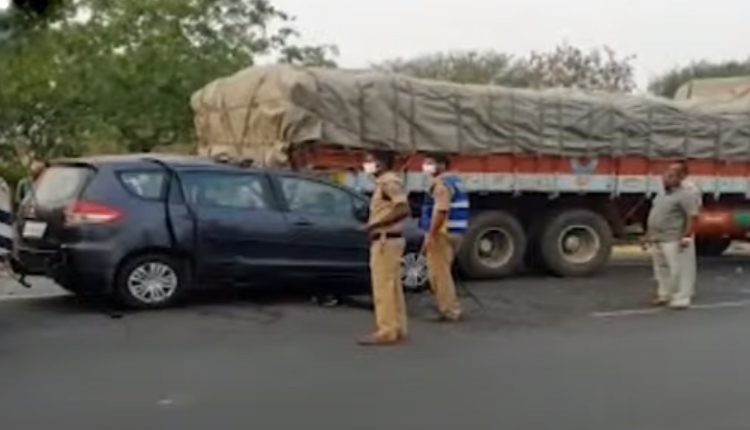 లారీని ఢీకొట్టిన కారు.. ముగ్గురు దుర్మరణం