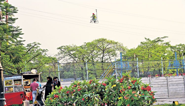 40 అడుగుల ఎత్తులో.. సైకిల్‌ సవారీ