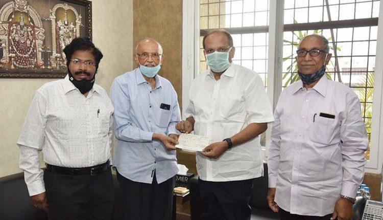 సీఎంఆర్‌ఎఫ్‌కు పెన్షనర్ల సంఘం రూ.6,50,000 అందజేత