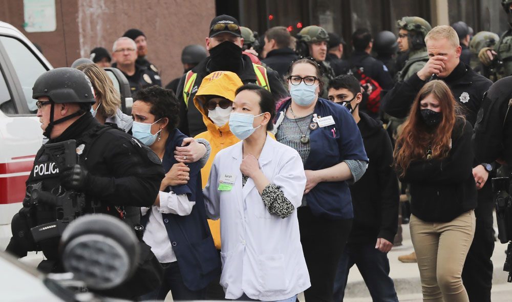 సూపర్‌మార్కెట్లో బుల్లెట్ల వర్షం